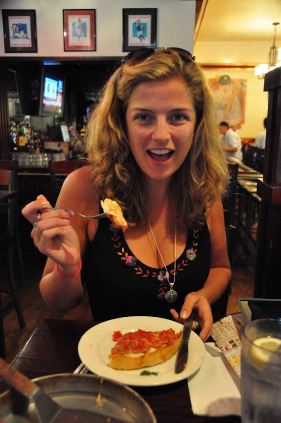 Devorando uma pizza estilo de Chicago, (Illinois, nos Estados Unidos)